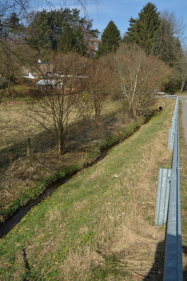 oto af den del af Langdal bæk der reguleres, set i nedstrøms retning mod vejkrydset (til venstre), og i opstrøms retning mod vejkrydset (til højre).